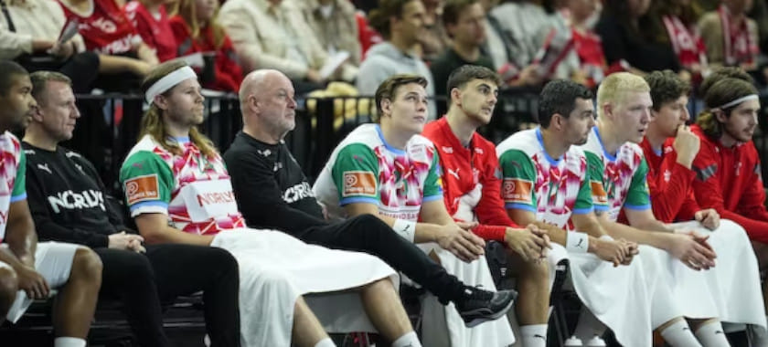 Дания. Национальная команда сыграла со сборной Саудовской Аравии в футболках, дизайн которых разработали Симон Хальд, Кевин Мёллер и Йохан Хансен (ФОТО)