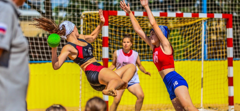 Команды Крымского района и Краснодара стали победителями первенства Краснодарского края по пляжному гандболу