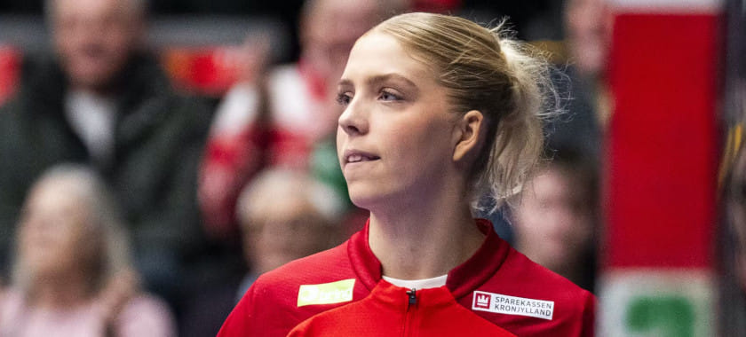 Дания. 19-летняя бронзовый призёр чемпионата мира Юли Скальоне, вероятно, получила тяжёлую травму в матче "Икаста" со "Скандерборгом"