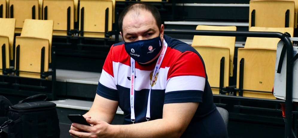 Люди гандбола. Крупный план Александра Нефедовича: "Бывает, Трефилов начинает кипеть, искрить…"