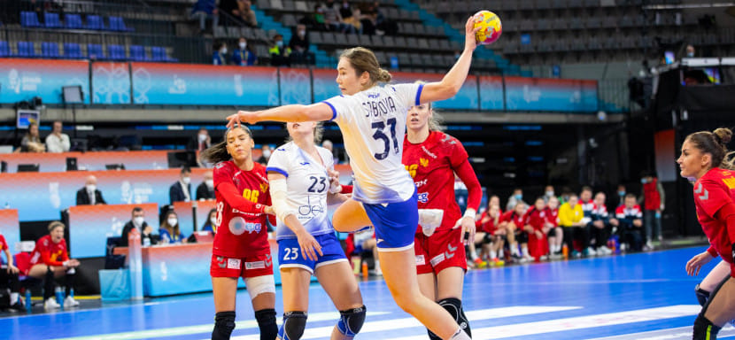 ЧМ-2021. Карина Сабирова: "Если с такими настроем и огнем в глазах, как в игре с черногорками, станем сражаться и в следующих матчах, все будет хорошо"