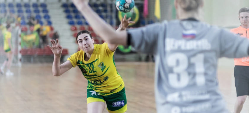 Краснодарский фотограф Евгений Резник: "Анна Николаева в матче с "Ладой" забросила, и мяч попал в фотоаппарат, который срикошетил в лоб. Вывожу шрам…"