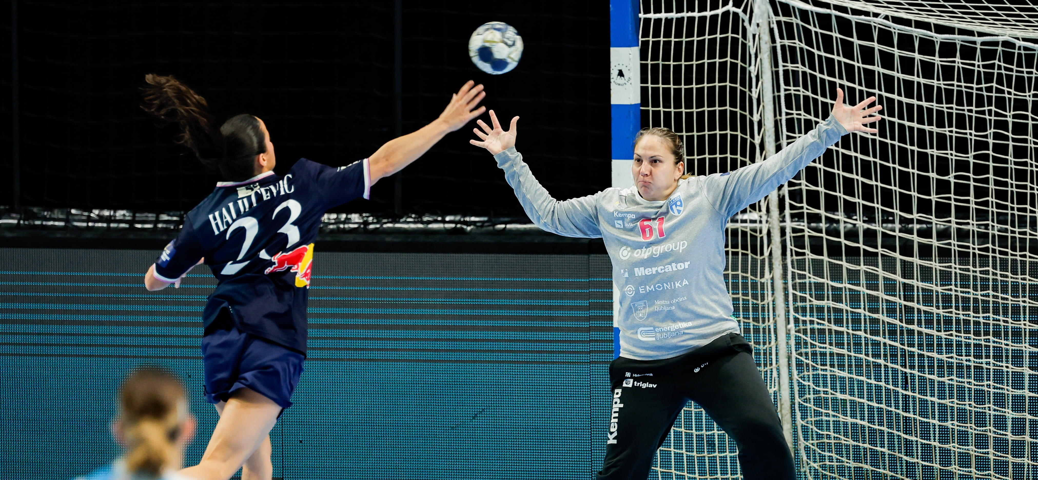 "Дьёр" с преимуществом 17 мячей разгромил "Сторхамар" в матче Лиги чемпионов, "Оденсе" справился с "Кримом"