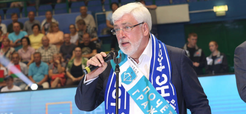 Кубок Белгазпромбанка. Перед началом матча между БГК и ЦСКА Александру Мешкову вручили удостоверение Почётного гражданина Бреста