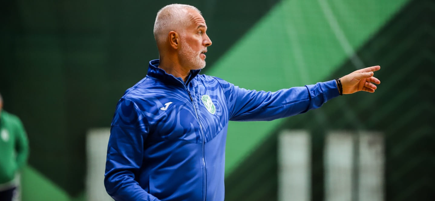 Македонский "Еврофарм Пелистер" расторгнул контракт с главным тренером Стевче Алушовским. Специалист возглавлял клуб три месяца