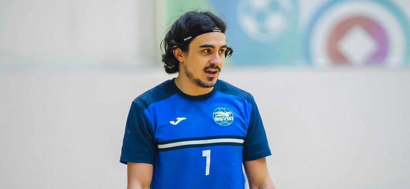 Olimpbet Суперлига. Иван Мишин: "Пишу правой, в футбол играю правой… А в гандболе — левша!"