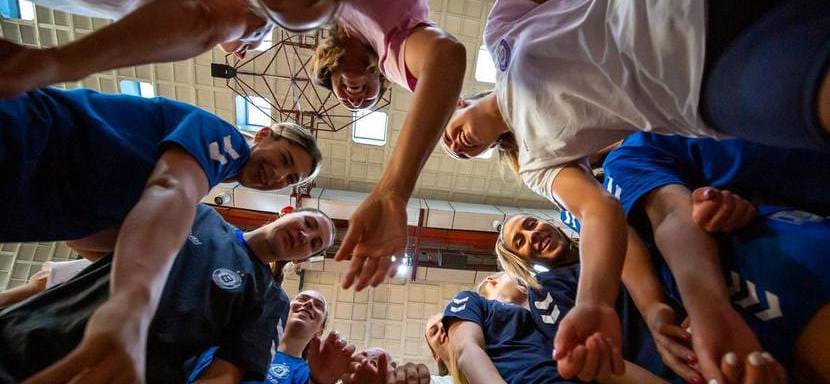 Балканы. Николина Вукчевич, Ванеса Агович и Катарина Джаферович пребывают в лазарете "Будучности"