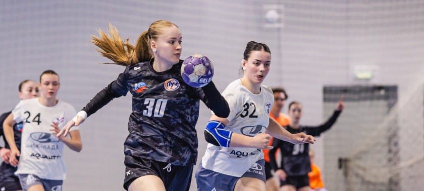 Столичный "Луч" дома крупно обыграл "Университет" в чемпионате России. Голкипер хозяек Валерия Морева отразила 50% бросков