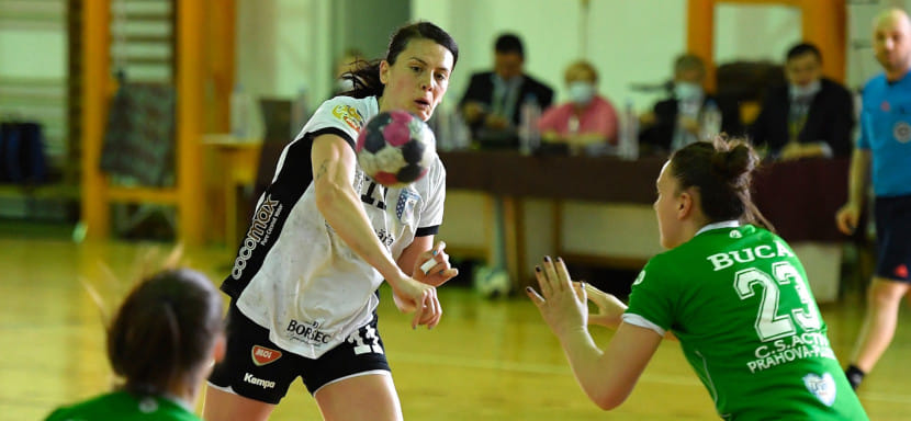 Румыния. Левая полусредняя "Бухареста" и национальной сборной Габриэла Перяну разорвала "кресты" в матче чемпионата с "Дунэрей"