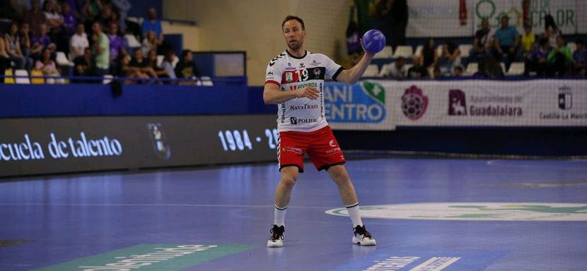 41-летний разыгрывающий Александр Тюменцев и испанский клуб "Нава" прекратили сотрудничество