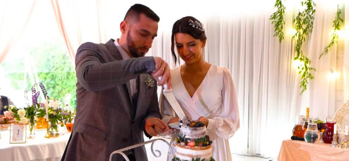 Россия. Линейный "Акбузата" Артур Мишустин и его возлюбленная Анастасия стали победителями шоу "Четыре свадьбы" на телеканале "Пятница!"