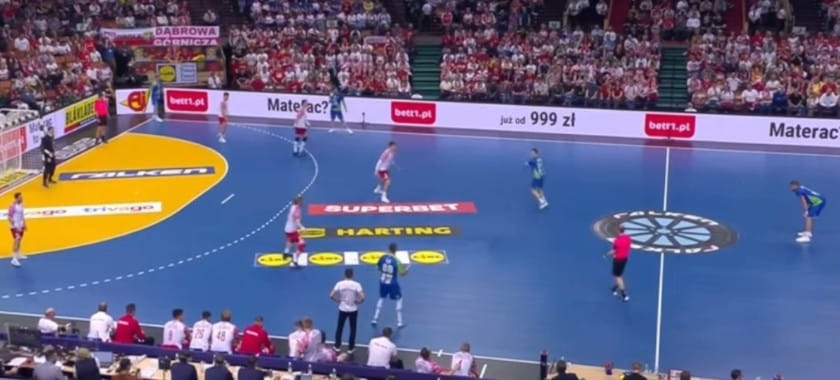 ЧМ-2023. Сборная Словении в матче с поляками в большинстве атаковала впятером, линейный Блаж Благотиншек оставался на своей половине площадки (ВИДЕО)