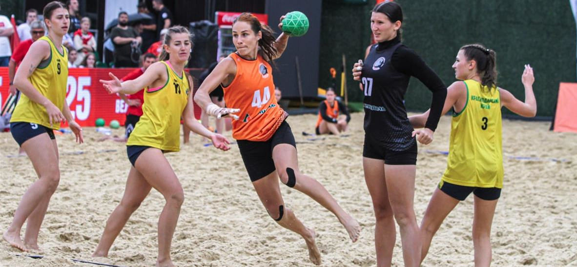 В Москве сегодня состоятся полуфиналы и финал чемпионата России по пляжному гандболу среди женщин