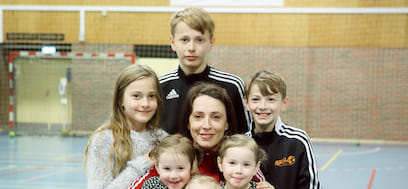 ЧЕ-2022. В составе сборной Фарерских Островов выступает 39-летняя Пула Берг Дулавик. Гандболистка — мама шестерых детей!