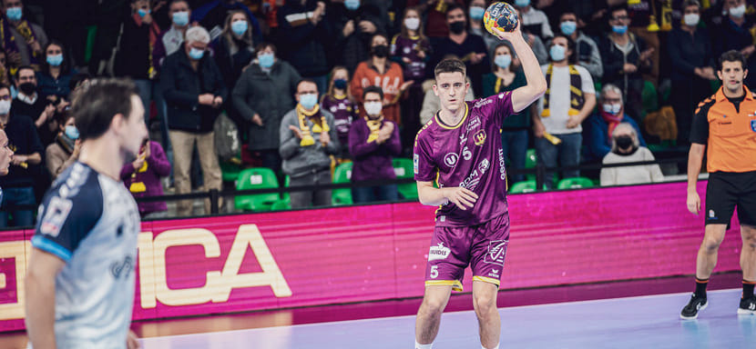 Балканы. Сербский полусредний Милан Милич и его коллега по амплуа из Словении Грегор Оцвирк стали игроками "Войводины"