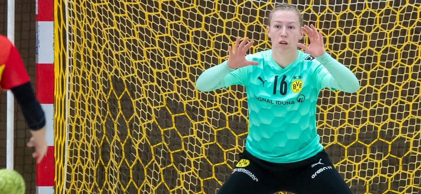 Германия. Нидерландская стражница ворот "Боруссии" Яра тен Холте избежала серьезной травмы голеностопного сустава