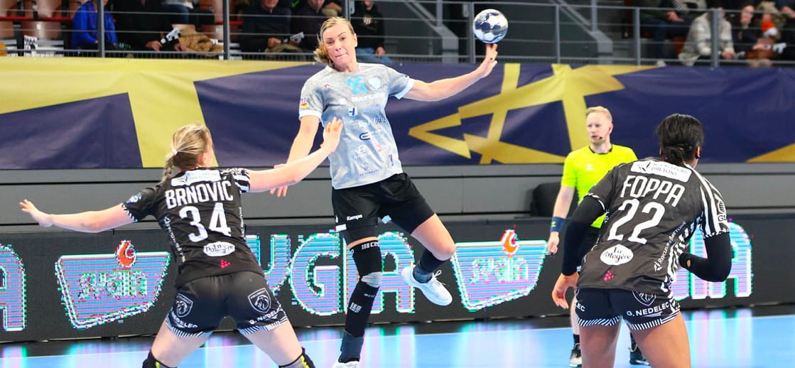 Лига чемпионов. "Крим" Дарьи Дмитриевой остаётся в борьбе, "Дьёр" угодил в балканскую непогоду