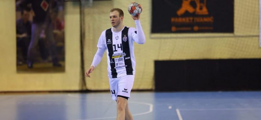 Правый полусредний сборной России Сергей Иванов продлил контракт с белградским "Партизаном" ещё на сезон