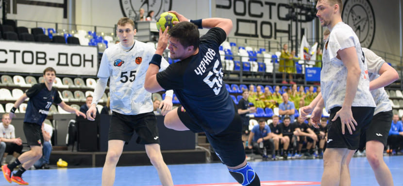 Глеб Чернов: "Работаю выездным менеджером в компании по вентиляции помещений. Кроссовки на гвоздь не вешал, но поставил дедлайн — Новый год"