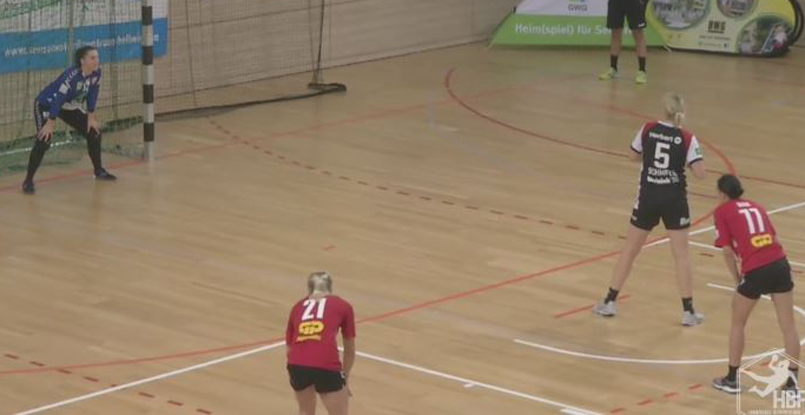 Германия. Гандболистка "Халле" перемудрила с подготовкой к пенальти — арбитры забрали мяч (ВИДЕО)