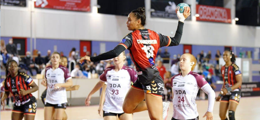 Франция. "Ницца" разгромила "Сель-сюр-Бель" в единственном воскресном поединке и поднялась на девятое место