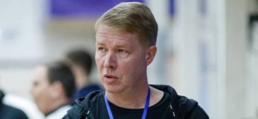 На посту главного тренера ставропольского "Виктора" Владислава Калараша сменил Сергей Клёнов. Он уже провёл первую тренировку