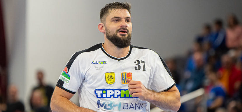 Российский линейный "Балатонфюреда" Денис Васильев в ноябре перенёс операцию. Сейчас у игрока период реабилитации