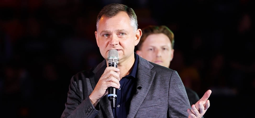 Губернатор Ростовской области Юрий Слюсарь: "Искренне рад знакомству с Юлией Манагаровой. Благодарю её за волю, силу и преданность родному клубу"