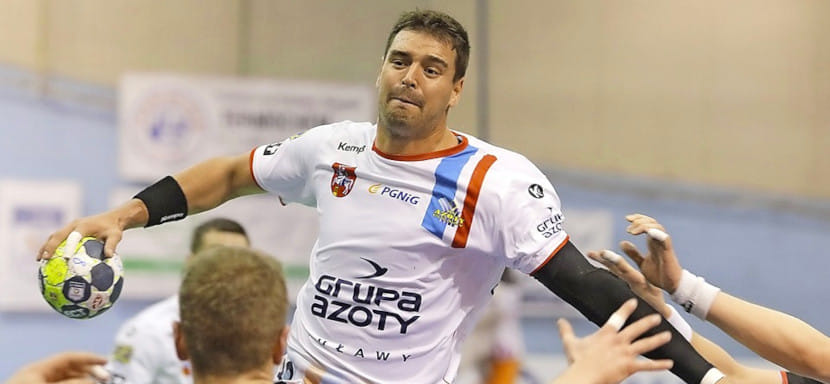 Греция. Украинский левый полусредний Владислав Остроушко подписал контракт с "Олимпиакосом". Его предыдущим клубом был испанский "Синфин"