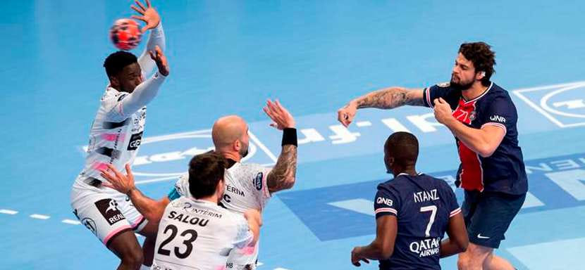 Франция. В матче лидеров чемпионата “ПСЖ” разгромил “Лимож”. Парижане удерживают первую строку в таблице