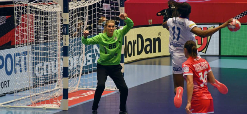 ЧЕ-2020. Спасения голкипера сборной России Виктории Калининой в матче с француженками признаны лучшими сэйвами игрового дня (ВИДЕО)