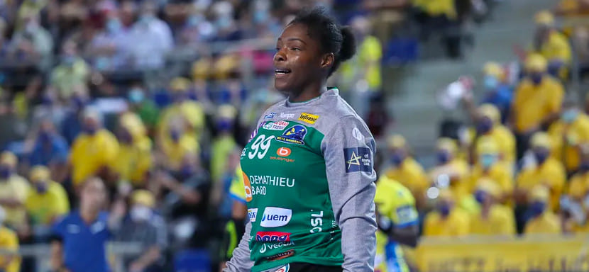 Delo Лига чемпионов. Вратарь "Меца" Атаду Сако получила серьезную травму колена в матче с "Кримом" и пропустит как минимум полгода