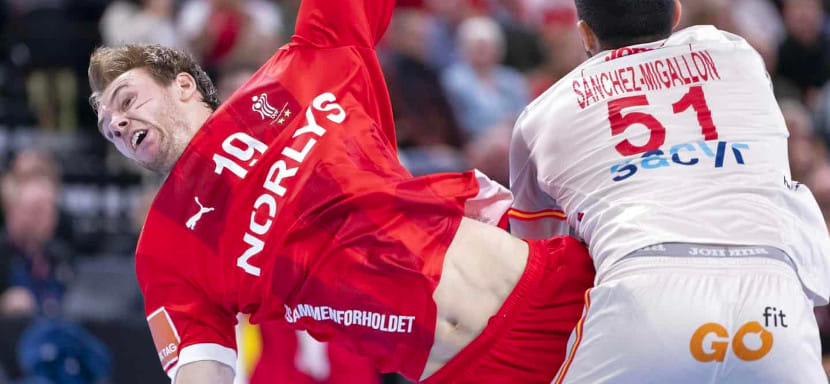 EHF Euro Cup. В матче с командой Швеции полусредний "Берлина" и сборной Дании Маттиас Гидсель повредил палец на бросковой руке. Диагноз пока не ясен