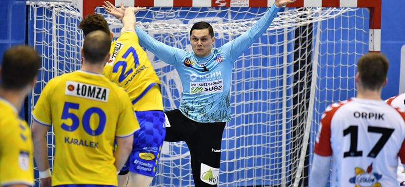 Польша. Зрение вратаря "Хроброго" Рафала Стахеры под угрозой после попадания ему в лицо мяча после броска Влада Кулеша из "Кельце"