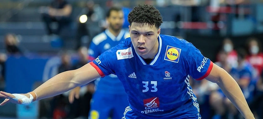 Линейный "Кельце" Тео Монар вызван в сборную Франции вместо получившего травму линейного "Монпелье" Артюра Ленна