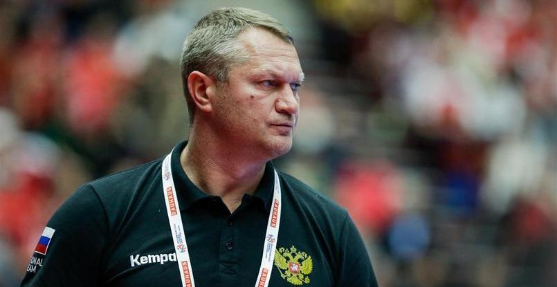 Главный тренер мужской сборной России Эдуард Кокшаров покидает команду. Наставник подал в отставку, руководство ФГР ее приняло