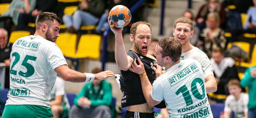 Дания. 40-летний игрок задней линии "Бьеррингбро" Мадс Орис Нильсен принял решение завершить карьеру