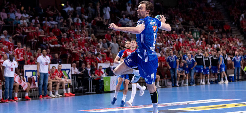 Венгрия. "Пик" выводит из оборота майку с восьмым номером, под которым выступал шведский левый крайний Юнас Челльман, покидающий клуб