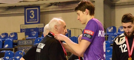 Фотофакт. Сергей Марк Косоротов вручил медаль Владимиру Максимову после победы в финале Кубка России