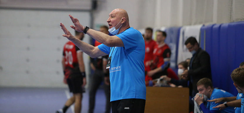 Суперлига. Дмитрий Торгованов: "Из-за обилия травм игроки перегружены. Некоторым на коленях приходится стоять, чтобы доиграть матч"