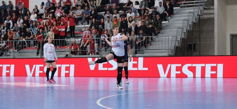 Турция. 33-летняя левая крайняя, чемпионка Европы-2012 Майда Мехмедович ещё один сезон проведёт в "Кастамону"