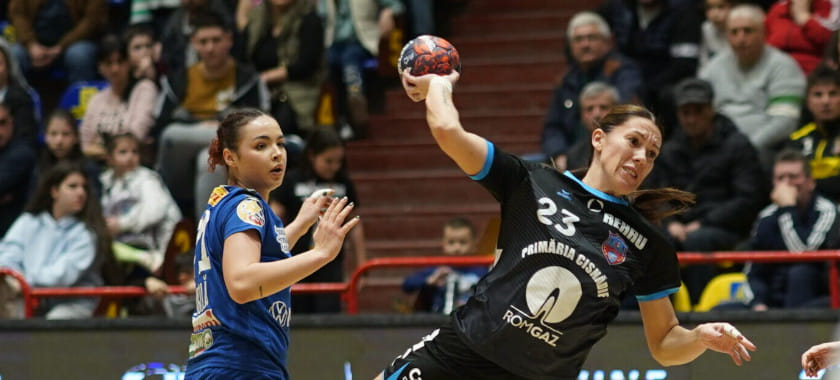 Румыния. 8 голов Дианы Ильиной помогли "Глории Бузэу" справиться с "Короной", "Вылча" в матче с 75 мячами разгромила "Мэгуру"