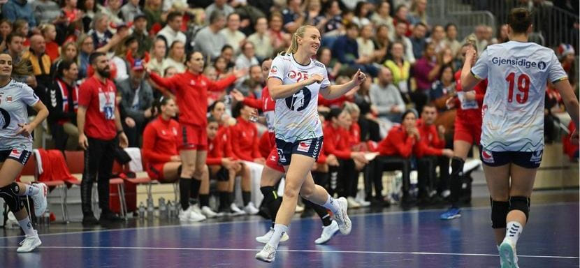 Сегодня на чемпионате мира-2025 в борьбу вступают олимпийские чемпионки норвежки, датчанки и ещё 14 сборных