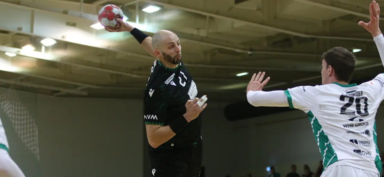 Занимающий 4-е место в мужском чемпионате Венгрии "Ференцварош" победил "Дьёр" в игре с 14 удалениями. И ещё четыре матча