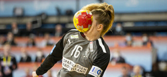 Автор снимка Алтеи Рейнхардт: "Я сама вратарь "Беккелагета". Из-за попадания мяча в лицо мне пришлось сделать операцию на носу"