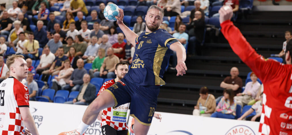 Польша. В первых матчах плей-офф "Висла" Житникова и Самойло легко победила "Островию", "Азоты" взял верх над "Хробрым" в серии пенальти