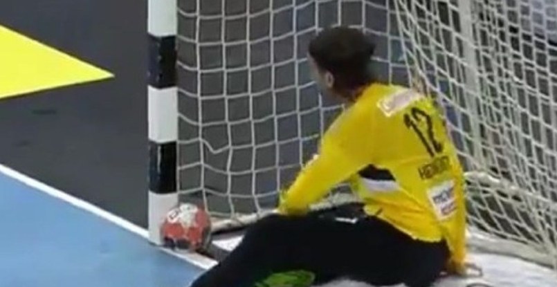Кубок ЕГФ. Финал четырех. Во время матча "Берлин" — "Порту" мяч после броска прилип к воротам Сильвио Хайнефеттера (ВИДЕО)