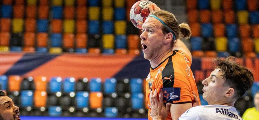 37-летний венгерский разыгрывающий Габор Часар после операции на колене пропустит 4-6 месяцев. Летом он сменил "Шаффхаузен" на "Амицитию"