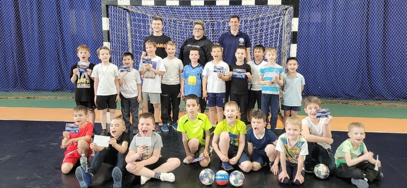 Россия. Игроки астраханского "Динамо" Павел Кунгуров и Евгений Цахариас посетили тренировку учеников СШОР имени Гладченко