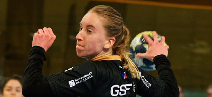 ЧМ-2021. Крайняя сборной Чехии Вероника Мала неудачно приземлилась на площадку в матче со словачками, но все же смогла продолжить встречу (ВИДЕО)